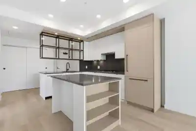 302 2268 E BROADWAY, Vancouver BC V5N 0L2