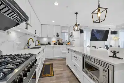 451 W 63RD AVENUE, Vancouver BC V5X 0J1