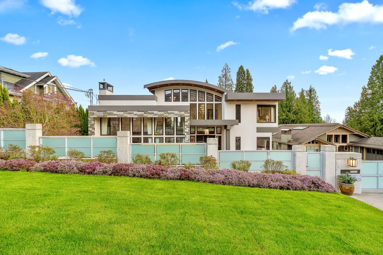 2052 INGLEWOOD AVENUE, West Vancouver BC V7V 1Z4
