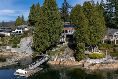 4515 STONEHAVEN AVENUE, North Vancouver BC V7G 1E7