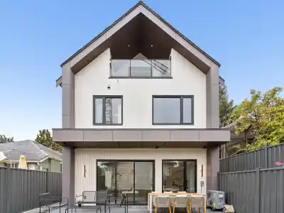 2 1986 E 8TH AVENUE, Vancouver BC V5N 1V1