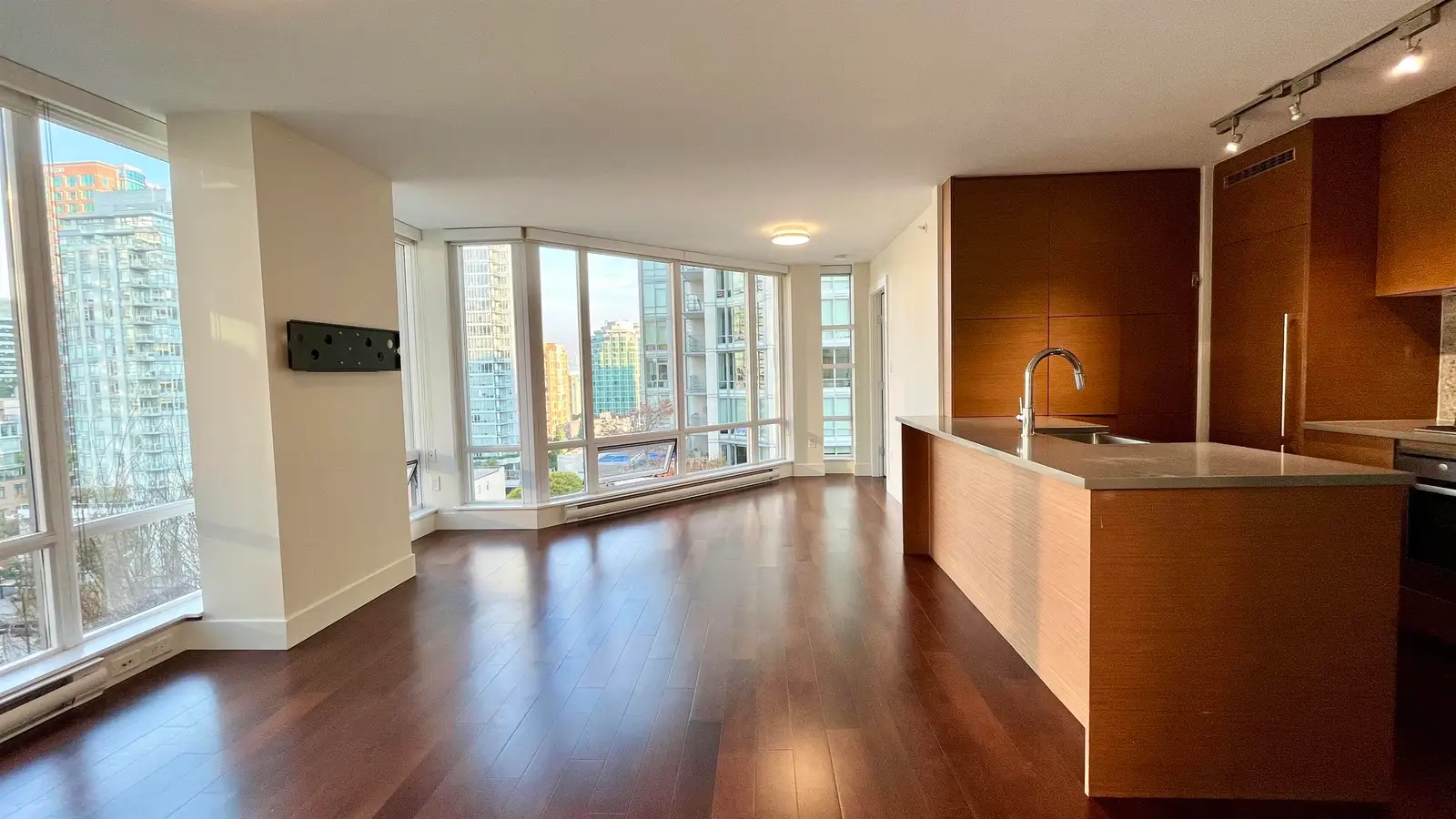1107 565 SMITHE STREET, Vancouver BC V6B 0E4