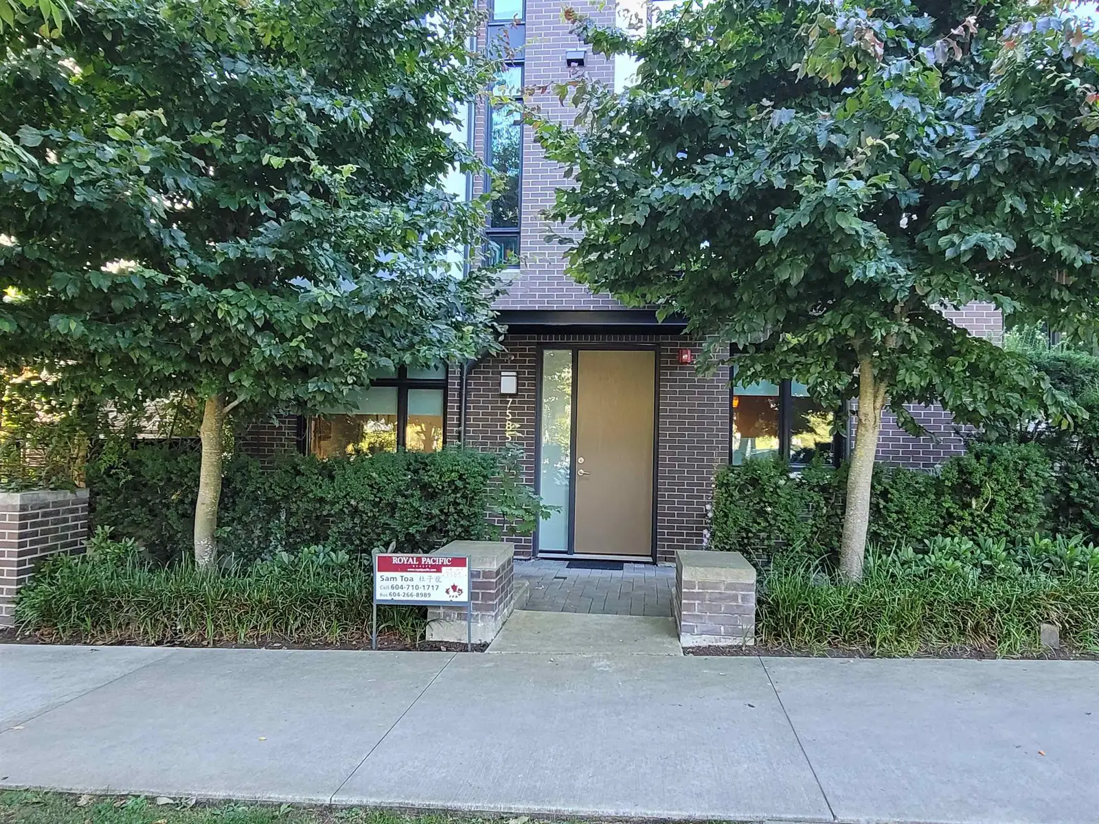 7585 YUKON STREET, Vancouver BC V5X 2Y4