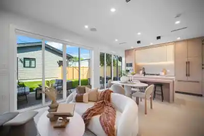 2 5033 PRINCE ALBERT STREET, Vancouver BC V5W 3C5