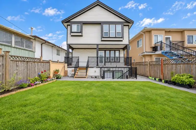 2216 MANNERING AVENUE, Vancouver