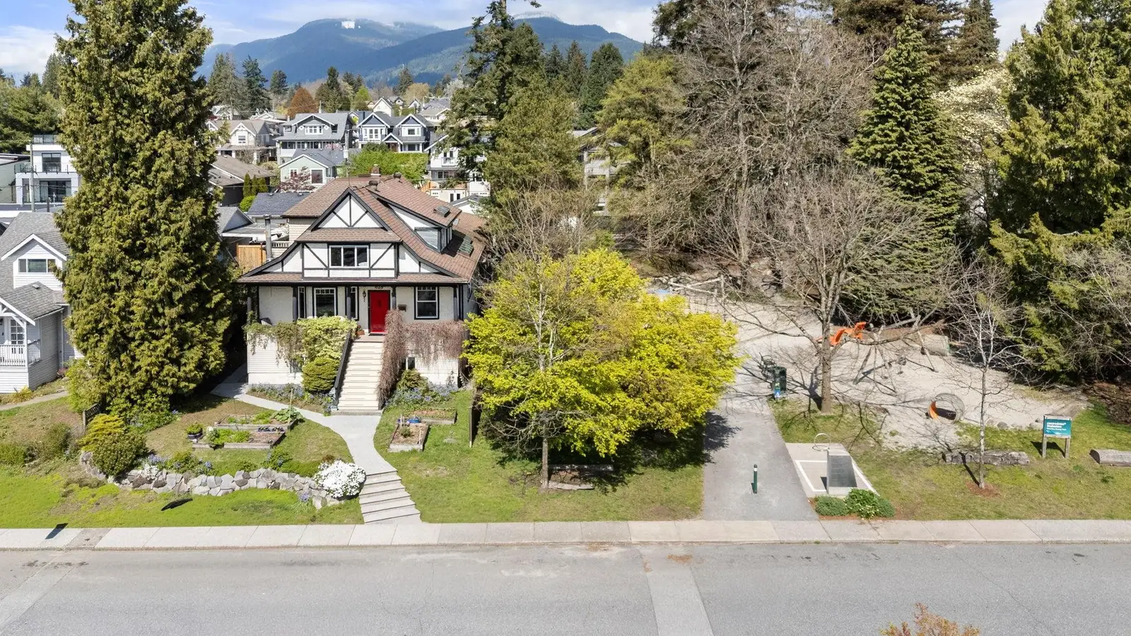 628 E 5TH STREET, North Vancouver BC V7L 1M7