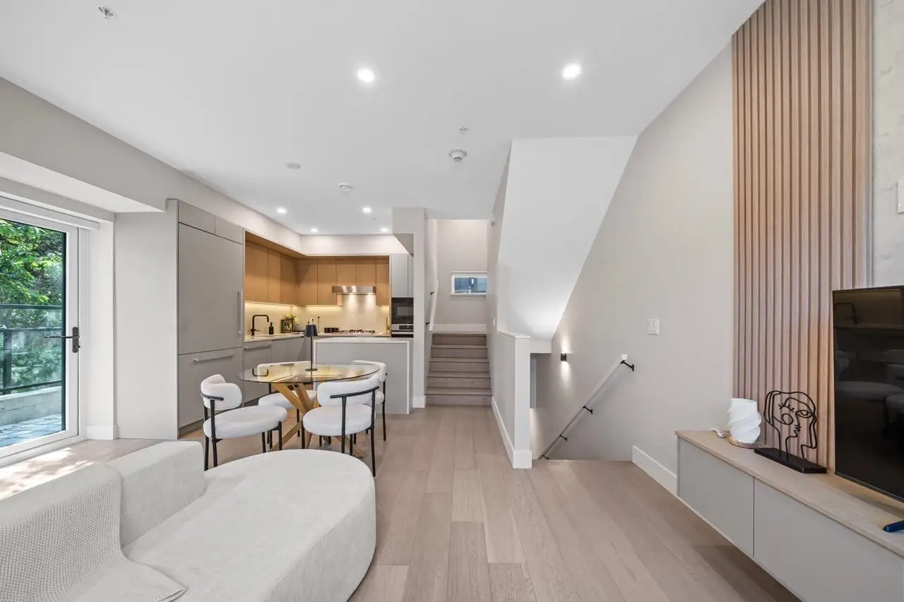 130 W WOODSTOCK AVENUE, Vancouver BC V5Y 0P4